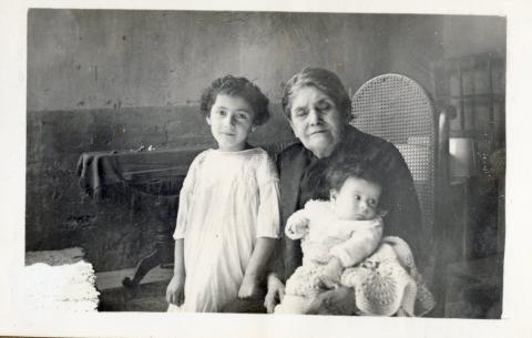 Primera imagen del registro Retrato de anciana con niña e infante
