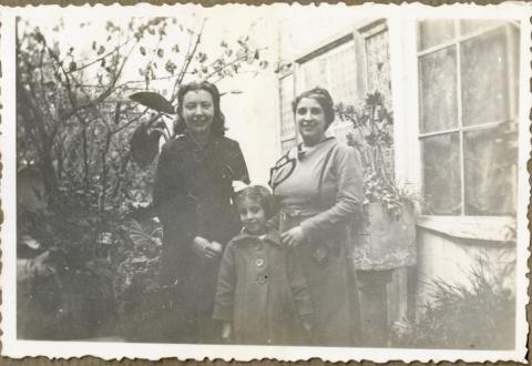 Primera imagen del registro Retrato de mujeres y niña