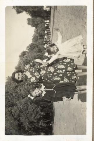 Primera imagen del registro Retrato de mujer con niñas