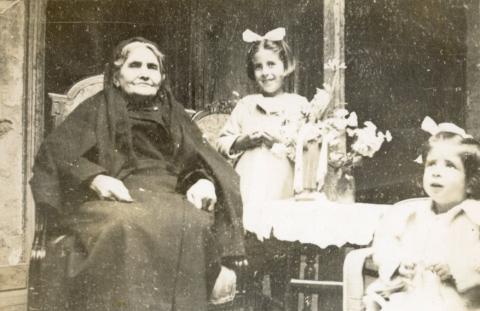 Primera imagen del registro Retrato de mujer mayor con niñas