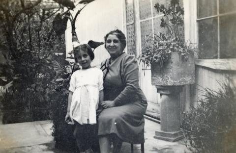 Primera imagen del registro Retrao de Adige Bassi con una de sus hijas